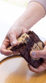 Browkie partido con las manos mostrando su interior