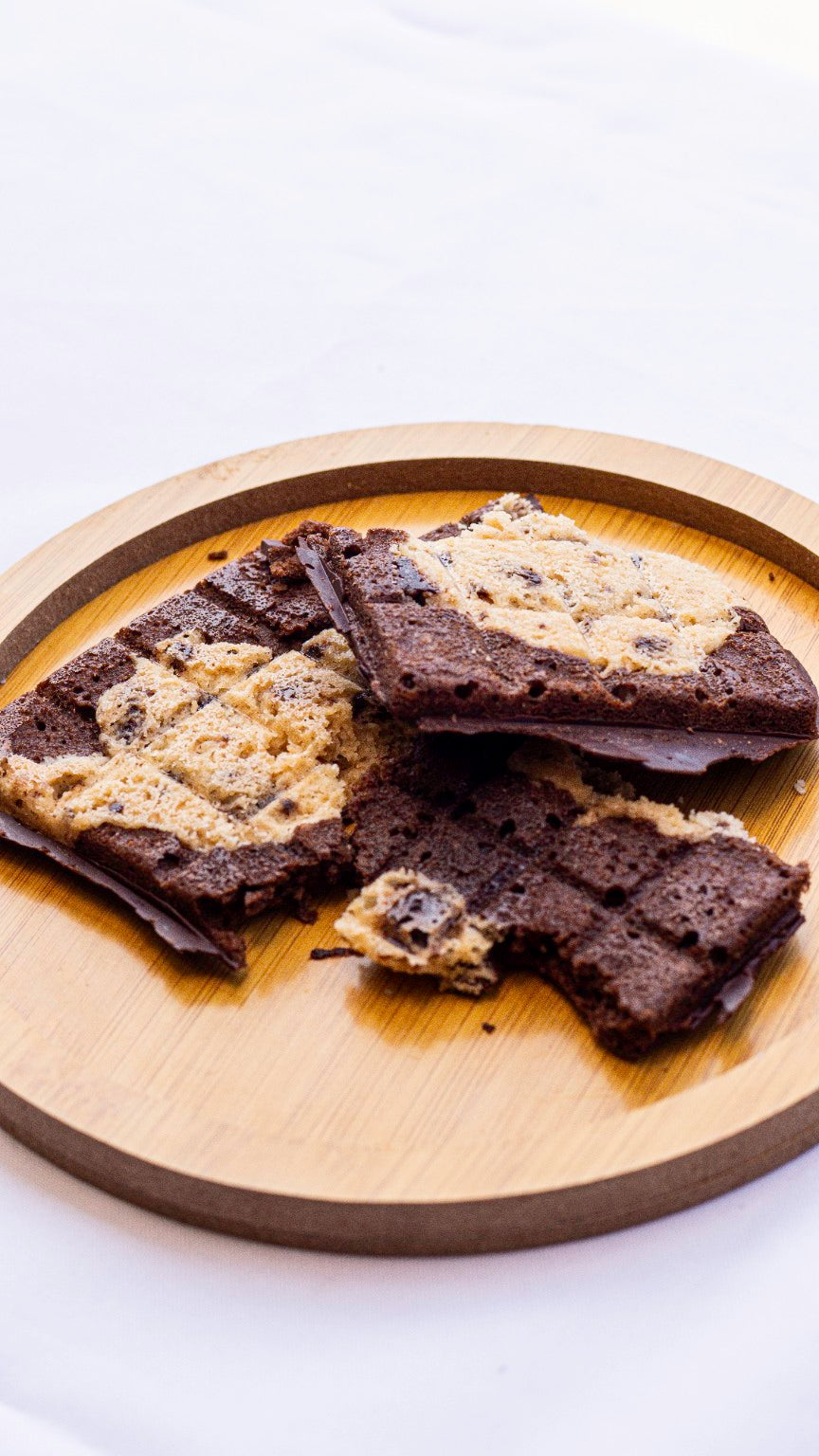 Browkie en trozos sobre una tabla de madera