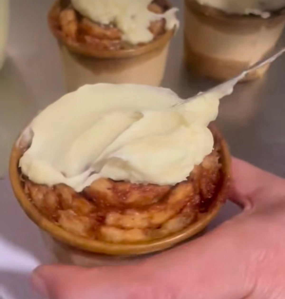 Cinnamon Roll con cobertura de queso crema