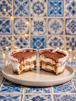 Tiramisú partido mostrando sus capas de bizcocho, crema y cacao
