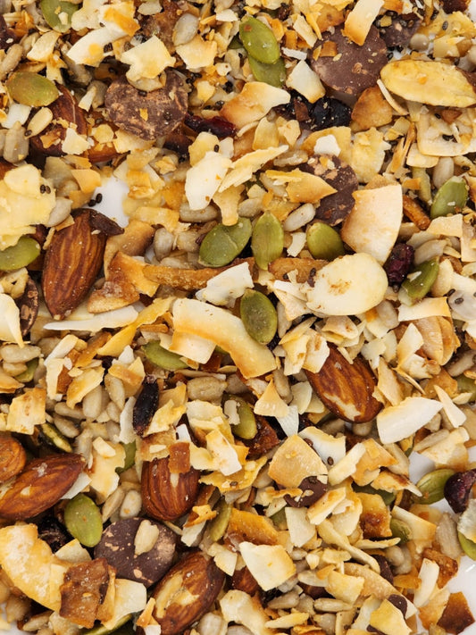 Primer plano real de la granola Zabdi con almendras, coco, semillas y chips de chocolate