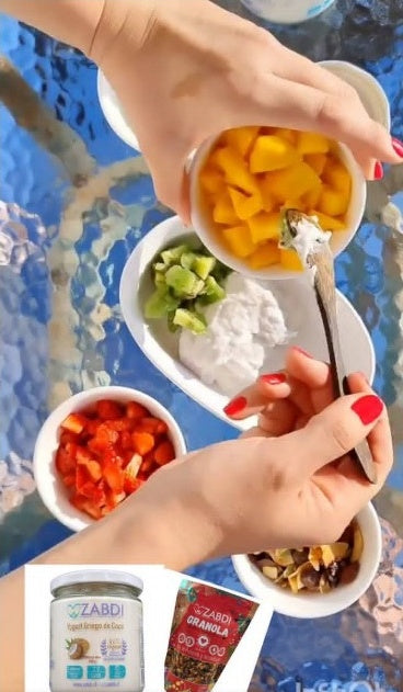 Yogurt Griego de Coco con frutas y granola
